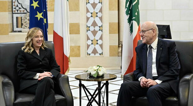 Meloni in Libano, la gaffe del primo ministro Miqati in aeroporto: saluta il braccio destro della premier scambiandola per lei