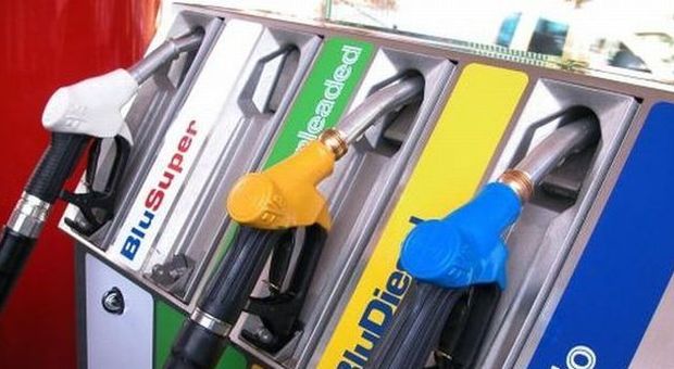 Benzina, è corsa al ribasso: calano anche i prezzi del diesel