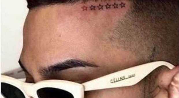 Sfera Ebbasta si tatua sei stelle sulla fronte per ricordare le vittime