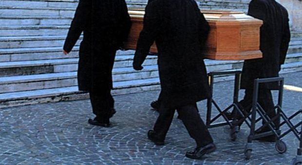 Scambiano il corpo della defunta, ecco come i parenti hanno scoperto l'inganno durante il funerale