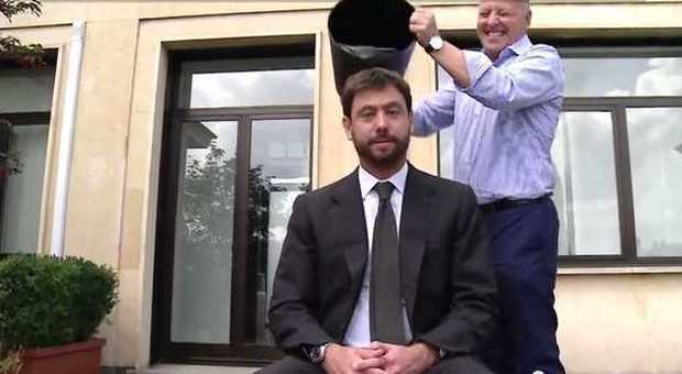 Agnelli fa l'Ice Bucket in giacca e cravatta E lancia la sfida a Carlo Tavecchio Video