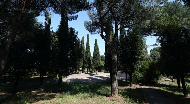 Uomo trovato morto in un parco, giallo a Roma: il cadavere trovato da un passante