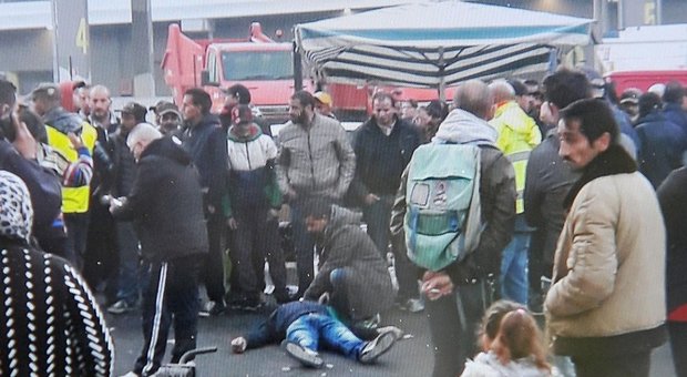 Torino, violenta lite al mercato: uomo ucciso con una coltellata alla gola