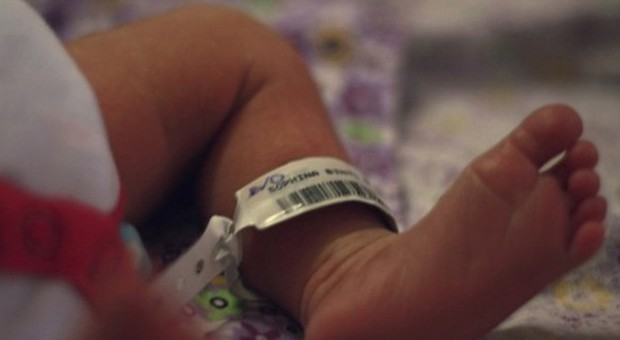 Neonato abbandonato durante la notte su un balcone: "Ricoverato in ipotermia"