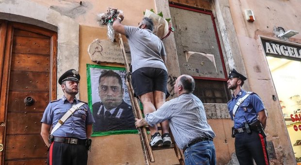 Carabiniere ucciso, l'autopsia: Cerciello colpito a entrambi i fianchi. Pm sequestrano tabulati di militari e indagati