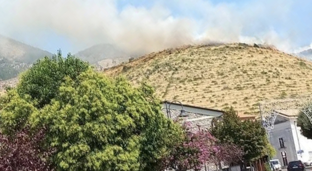 Piedimonte San Germano, incendio alle pendici di Monte Cairo: canadair in azione
