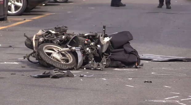 Incidente in moto: due morti, il tragico schianto all'incrocio. Chi sono le vittime