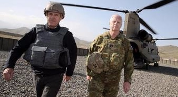 Il primo ministro australiano Turnbull (a sinistra) in visita ai soldati in Afghanistan
