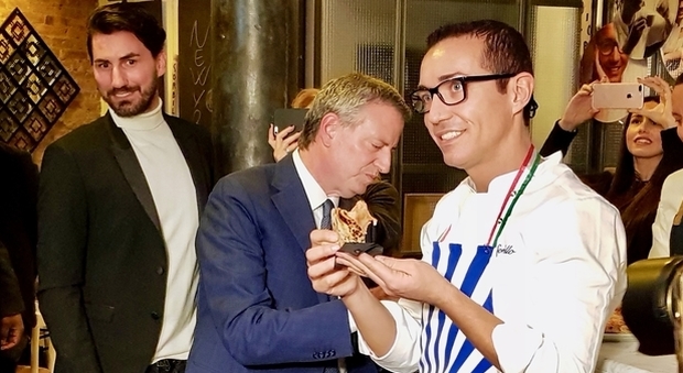 La pizza di Gino Sorbillo conquista New York e il sindaco De Blasio