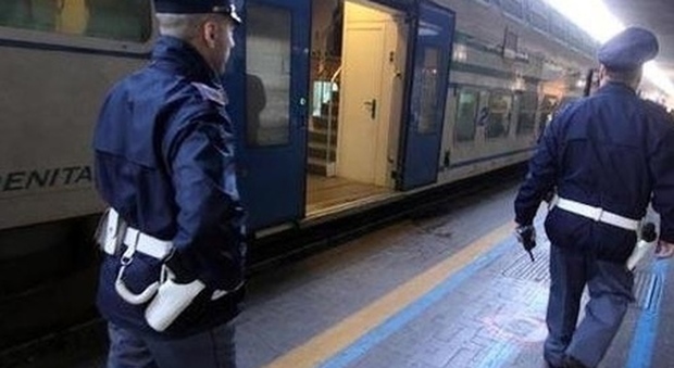 Bologna, ferisce la ex moglie a coltellate, poi si uccide lanciandosi sotto un treno