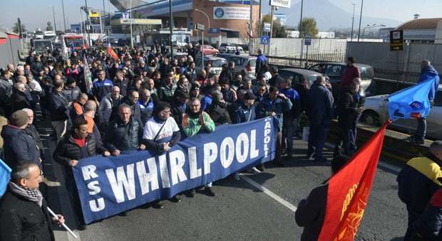 Whirlpool Napoli, operai in presidio: «Vogliamo incontrare il Prefetto»