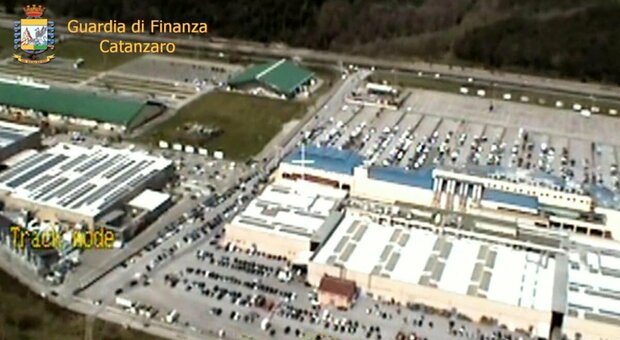 'Ndrangheta, ai fratelli Perri sequestrati beni per 800 milioni: ville, Ferrari e il più grande centro commerciale della Calabria