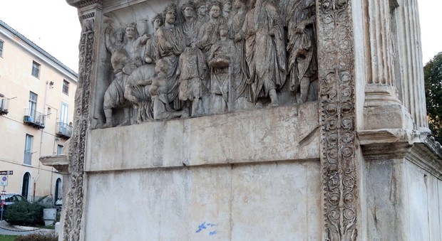 Arco di Traiano, vandali in azione