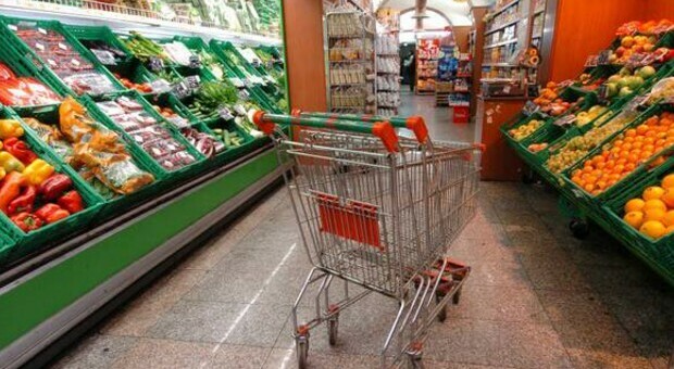 Muore mentre fa la spesa: Giulio trovato senza vita tra gli scaffali, choc al supermercato