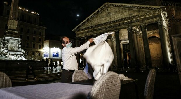 Roma, ipotesi ristoranti aperti di sera. Assessore al Commercio: «Pronti a dare il via libera»