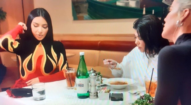 Kim Kardashian a tavola con l'Acqua Fiuggi in ristorante di Beverly Hills