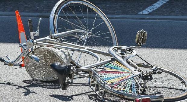 Gravissimo sedicenne in bicicletta travolto e scaraventato nel fosso