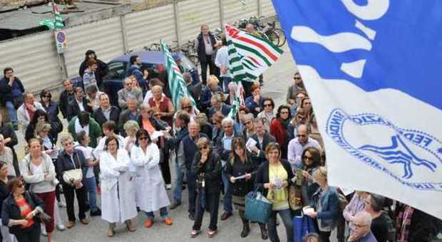 Protesta dei sindacati davanti all'ospedale contro i tagli alla sanità del Piceno