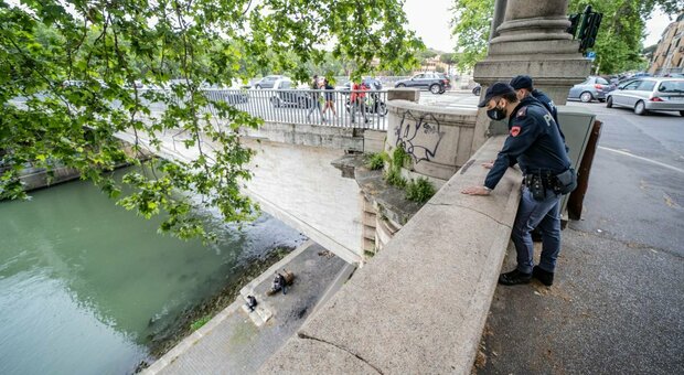 Roma, precipita da Ponte Garibaldi per un selfie: grave 31enne