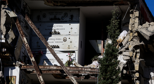 Crollo al cimitero di Poggioreale a Napoli, resti umani tra i detriti: il numero per avere informazioni sui defunti