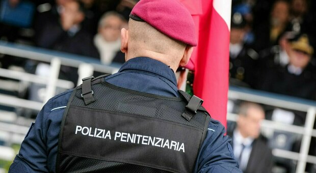 Un agente di polizia penitenziaria