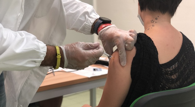 Vaccini anti-Covid in Campania, oltre mezzo milione di dosi somministrate ma non basta