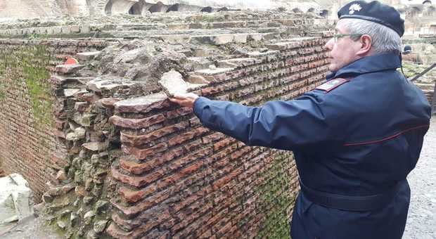 Colosseo, turista americano stacca pezzo di muro