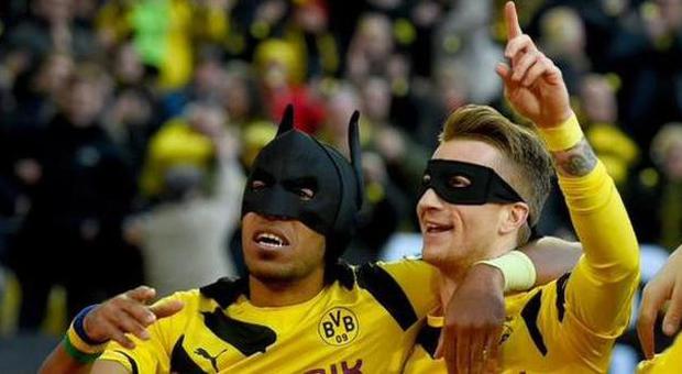 Bundesliga, il Borussia batte Di Matteo nel derby e Aubameyang si veste da Batman