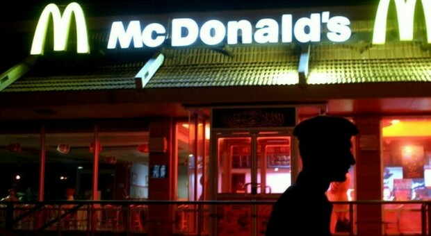 «Le patatine sono fredde». Cliente spara a un impiegato di McDonald's, il 23enne in coma: choc negli Usa