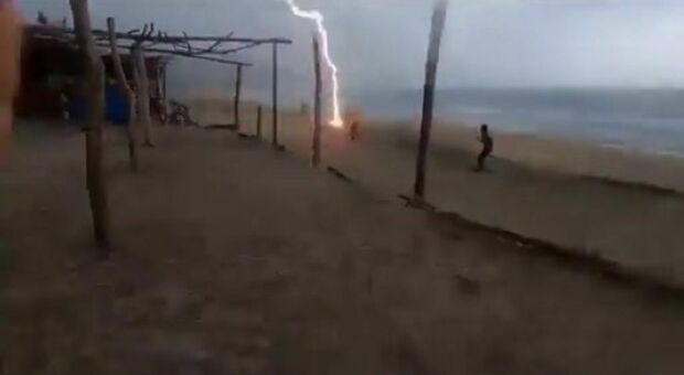 Fulmine in spiaggia colpisce e uccide due turisti, una donna riprende tutta la scena: il video choc
