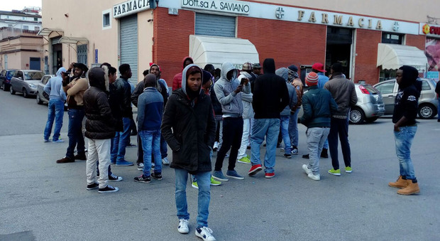Benevento: struttura inadeguata, i migranti bloccano le strade