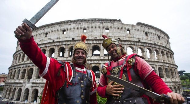 Roma, «Noi da qui non ce ne andiamo», la sfida dei centurioni sfrattati dal centro