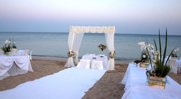 I Cinque Stelle puntano ai matrimoni in spiaggia a Ostia, ira del Pd: "Mossa elettorale"