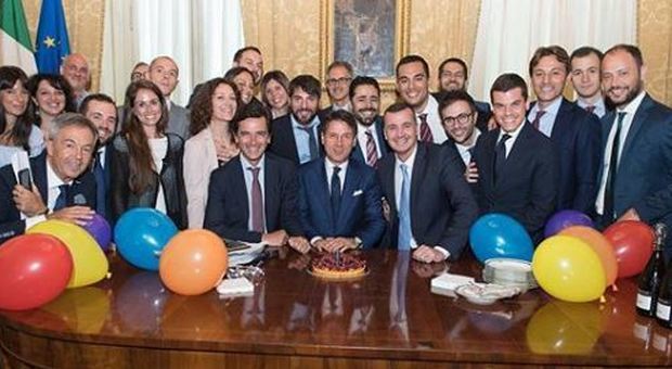 Il premier Conte compie 54 anni: festa a sorpresa a Palazzo Chigi