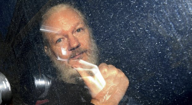 Assange arrestato, invecchiato e con la barba grigia: «Il Regno Unito non ha civiltà»
