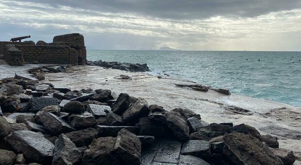 Napoli, la mareggiata distrugge un pezzo di Castel dell'Ovo