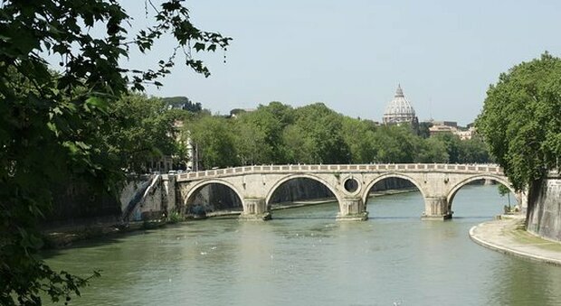 Roma, si scatta un selfie da ponte Garibaldi e perde l'equilibrio: 31enne precipitato sulla ciclabile