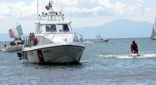 Avaria alla barca durante il giro di prova: salvati in due dalla guardia costiera