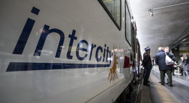 Intercity, l'odissea del Livorno-Milano: ritardo di 4 ore, capotreno aggredito