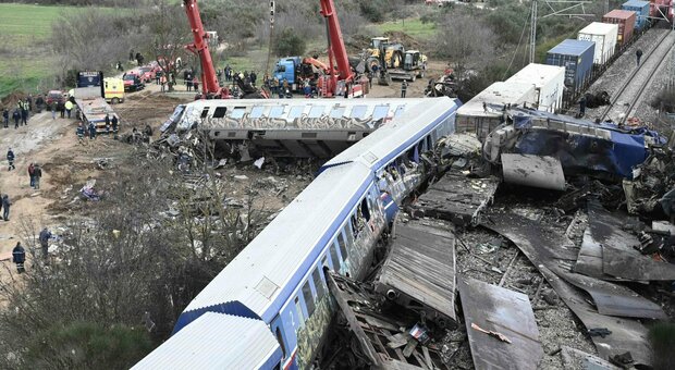 Scontro treni in Grecia, sale a 57 morti il bilancio della strage: il capostazione di Larissa ha confessato l'errore