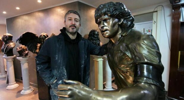Napoli, pronta la statua di Maradona in bronzo dell’artista Domenico Sepe
