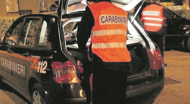 Poto Recanati, pretende da bere durante il coprifuoco, il barista si oppone e lui si serve da solo: scatta la bagarre