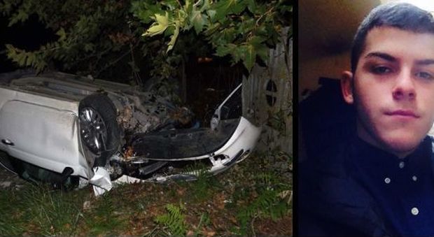 Fiat 500 con 4 ragazzi a bordo finisce fuori strada nella notte: Giulio muore a 21 anni