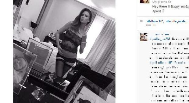 Claudia Galanti sexy su Instagram lingerie in pizzo e pancione in vista