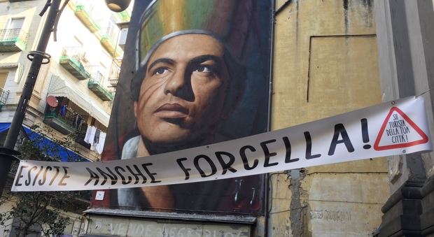 «Forcella Transit», il riscatto del quartiere col turismo e la mostra su Pino Daniele