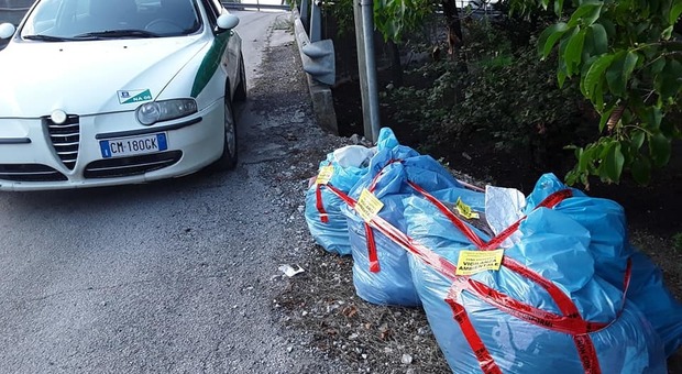 “Pezzame selvaggio”: le guardie ambientali aprono le buste di rifiuti e scovano chi ha sversato