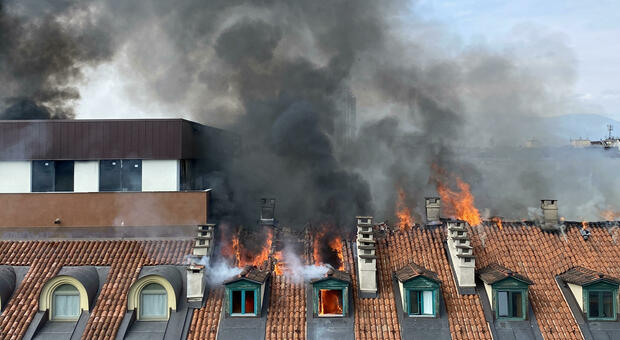 Incendio a Torino, le fiamme si estendono: tetto crollato sui piani inferiori. Cinque feriti, ipotesi scintille partite da fiamma ossidrica