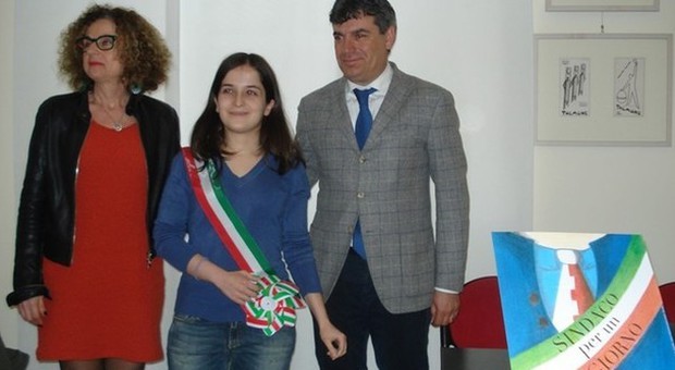 Da sinistra la preside Anna Gennari, la studentessa e il sindaco Seri