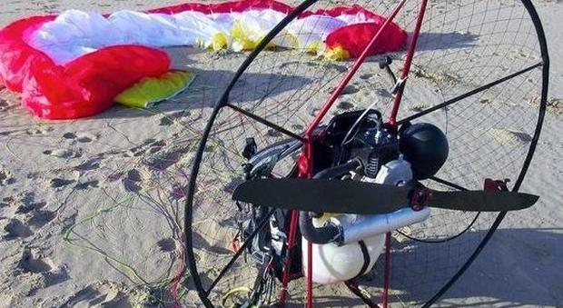 Volo pericoloso con il paramotore: 53enne padovano si schianta a terra