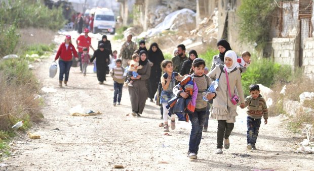 Damasco, seimila in fuga dalla Ghouta. "I terroristi usano donne e bimbi come scudi umani"